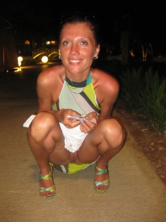 Темпераментная дамочка готова дать во все дырки 17 фото