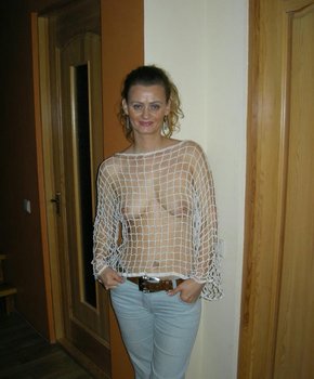 Мамаша решила показать свои эротические наряды