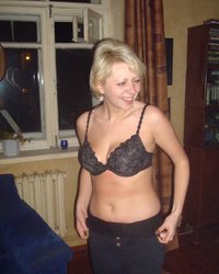 Зрелочка спряталась за елкой 1 фотография Зрелочка спряталась за елкой 1 фотография