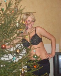 Зрелочка спряталась за елкой 2 фотография Зрелочка спряталась за елкой 2 фотография