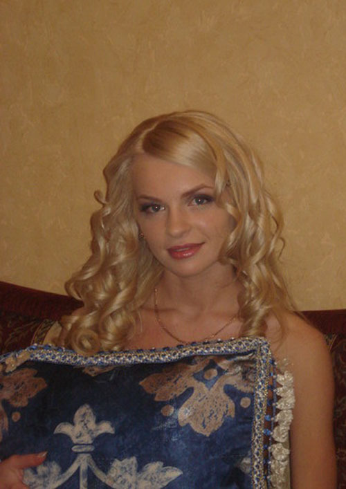 Блондинка с шикарным телом красиво позирует 1 фото