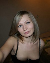 Веселая подруга присосалась к члену 1 фотография