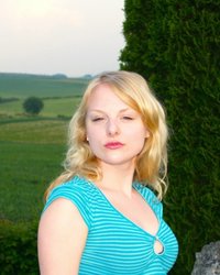 Кудрявая сучка в купальнике и без него 1 фотография Кудрявая сучка в купальнике и без него 1 фотография