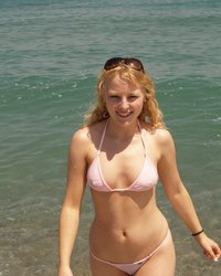 Кудрявая сучка в купальнике и без него 10 фотография Кудрявая сучка в купальнике и без него 10 фотография