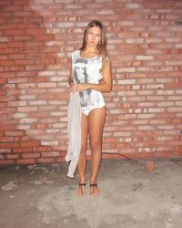 Леди разделась на фоне кирпичной стены 6 фотография Леди разделась на фоне кирпичной стены 6 фотография