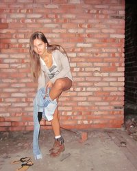 Леди разделась на фоне кирпичной стены 4 фотография Леди разделась на фоне кирпичной стены 4 фотография