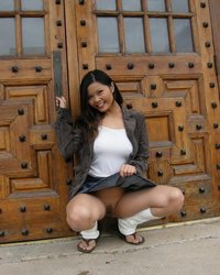 Азиатка активно задирает юбочку 6 фотография Азиатка активно задирает юбочку 6 фотография