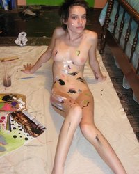 Художница нарисовала листик на своей груди 8 фотография Художница нарисовала листик на своей груди 8 фотография