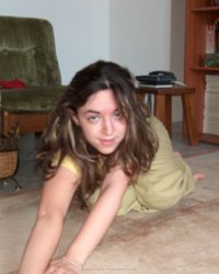 Девица исполняет стриптиз для поклонника 4 фотография Девица исполняет стриптиз для поклонника 4 фотография