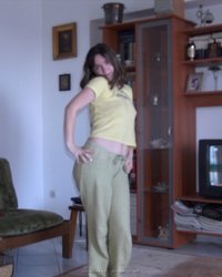 Девица исполняет стриптиз для поклонника 2 фотография Девица исполняет стриптиз для поклонника 2 фотография