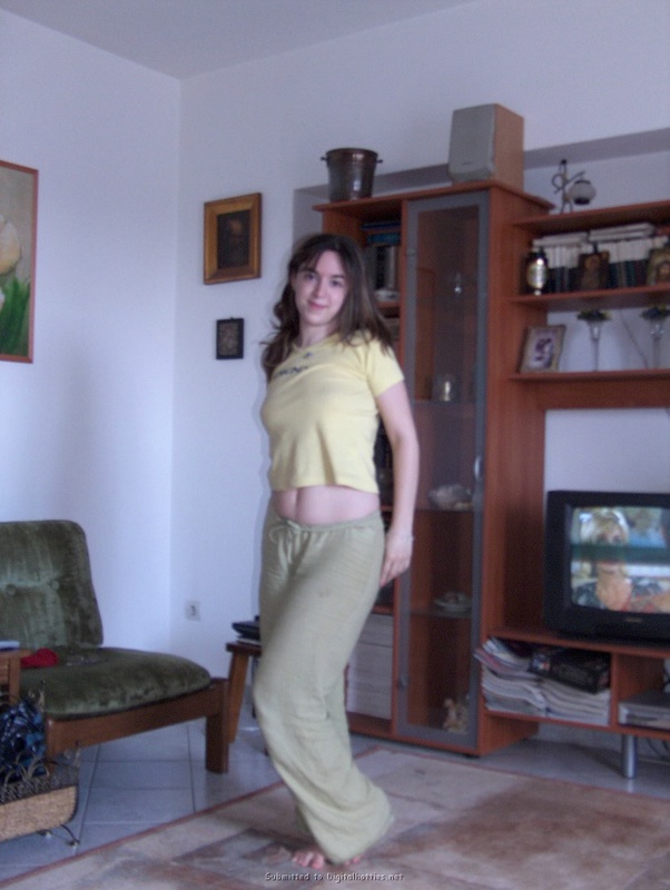 Девица исполняет стриптиз для поклонника 1 фото