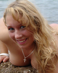 Грудастая блондиночка у реки 9 фотография Грудастая блондиночка у реки 9 фотография