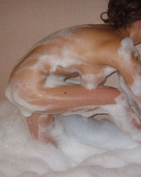 Минди в пене играет с вибратором 12 фотография Минди в пене играет с вибратором 12 фотография