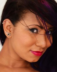 Брюнетка в красном соблазняет гостя в отеле 3 фотография Брюнетка в красном соблазняет гостя в отеле 3 фотография