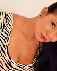 Брюнетка в красном соблазняет гостя в отеле 4 фотография Брюнетка в красном соблазняет гостя в отеле 4 фотография