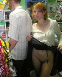 Светловолосая горожанка не надевает трусики под юбку 15 фотография Светловолосая горожанка не надевает трусики под юбку 15 фотография