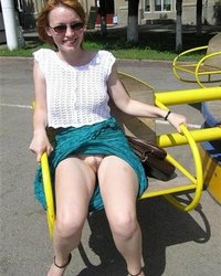 Светловолосая горожанка не надевает трусики под юбку 11 фотография Светловолосая горожанка не надевает трусики под юбку 11 фотография