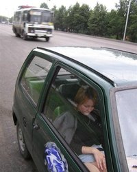 Светловолосая горожанка не надевает трусики под юбку 16 фотография Светловолосая горожанка не надевает трусики под юбку 16 фотография