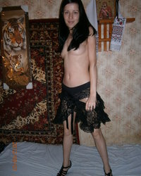 Худющая нимфетка разделась на фоне ковра 9 фотография Худющая нимфетка разделась на фоне ковра 9 фотография