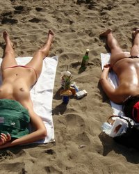 Развратная девушка загорает на пляже топлесс 14 фотография Развратная девушка загорает на пляже топлесс 14 фотография