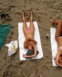 Развратная девушка загорает на пляже топлесс 19 фотография Развратная девушка загорает на пляже топлесс 19 фотография