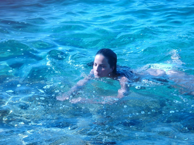 Красавица-жена отдыхает на нудистском пляже на море 19 фото