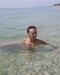 Обнаженная женщина на камянистом берегу 2 фотография Обнаженная женщина на камянистом берегу 2 фотография