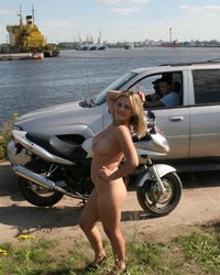 Грудастая соска попросила сфоткать ее возле пирса 3 фотография Грудастая соска попросила сфоткать ее возле пирса 3 фотография