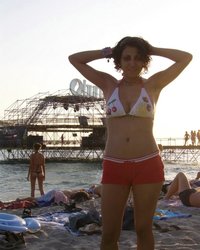 Парень убедил спутницу обнажить грудь на людном пляже 1 фотография Парень убедил спутницу обнажить грудь на людном пляже 1 фотография