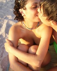 Парень убедил спутницу обнажить грудь на людном пляже 11 фотография Парень убедил спутницу обнажить грудь на людном пляже 11 фотография