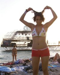 Парень убедил спутницу обнажить грудь на людном пляже 15 фотография Парень убедил спутницу обнажить грудь на людном пляже 15 фотография