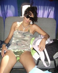 Парень убедил спутницу обнажить грудь на людном пляже 2 фотография Парень убедил спутницу обнажить грудь на людном пляже 2 фотография