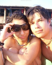 Парень убедил спутницу обнажить грудь на людном пляже 8 фотография Парень убедил спутницу обнажить грудь на людном пляже 8 фотография