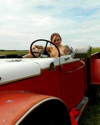 Орка рекламирует раритетный автомобиль 22 фотография Орка рекламирует раритетный автомобиль 22 фотография