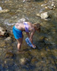 Другие отдыхающие не помешали мамке раздеться у речки 2 фотография Другие отдыхающие не помешали мамке раздеться у речки 2 фотография