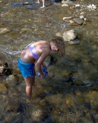 Другие отдыхающие не помешали мамке раздеться у речки 3 фотография Другие отдыхающие не помешали мамке раздеться у речки 3 фотография