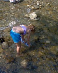 Другие отдыхающие не помешали мамке раздеться у речки 1 фотография Другие отдыхающие не помешали мамке раздеться у речки 1 фотография