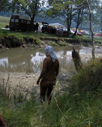 Другие отдыхающие не помешали мамке раздеться у речки 9 фотография Другие отдыхающие не помешали мамке раздеться у речки 9 фотография