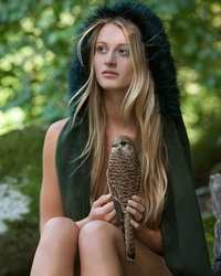 Карина позирует в лесу с ястребом 2 фотография Карина позирует в лесу с ястребом 2 фотография
