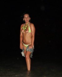 Брюнетка активно позирует на озере 1 фотография Брюнетка активно позирует на озере 1 фотография