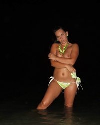 Брюнетка активно позирует на озере 3 фотография Брюнетка активно позирует на озере 3 фотография