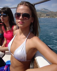 Молодуха на море в белом купальнике 2 фотография Молодуха на море в белом купальнике 2 фотография