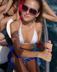 Молодуха на море в белом купальнике 6 фотография Молодуха на море в белом купальнике 6 фотография