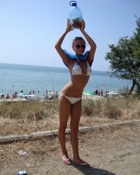 Молодуха на море в белом купальнике 7 фотография Молодуха на море в белом купальнике 7 фотография