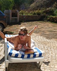 Голая студентка гуляет по территории пансионата 9 фотография Голая студентка гуляет по территории пансионата 9 фотография