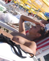 Телочки отдыхают на пляже 25 фотография Телочки отдыхают на пляже 25 фотография