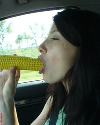 Молодая брюнеточка насасывает член 1 фотография Молодая брюнеточка насасывает член 1 фотография