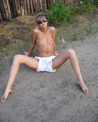 Совратительница предлагает себя соседу по дачному участку 3 фотография Совратительница предлагает себя соседу по дачному участку 3 фотография