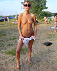 Совратительница предлагает себя соседу по дачному участку 8 фотография Совратительница предлагает себя соседу по дачному участку 8 фотография