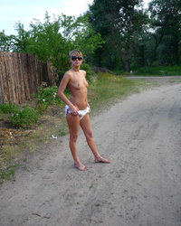 Совратительница предлагает себя соседу по дачному участку 1 фотография Совратительница предлагает себя соседу по дачному участку 1 фотография